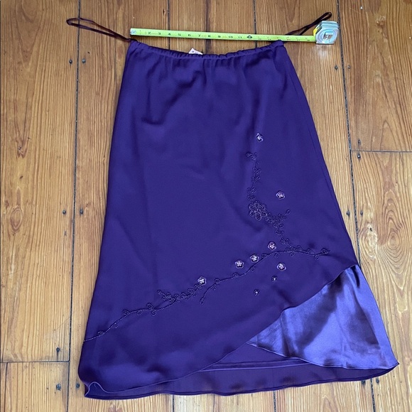 Elegant Purple/Burgundy Top and Skirt Ensemble ( Size 12) - Picture 11 of 16